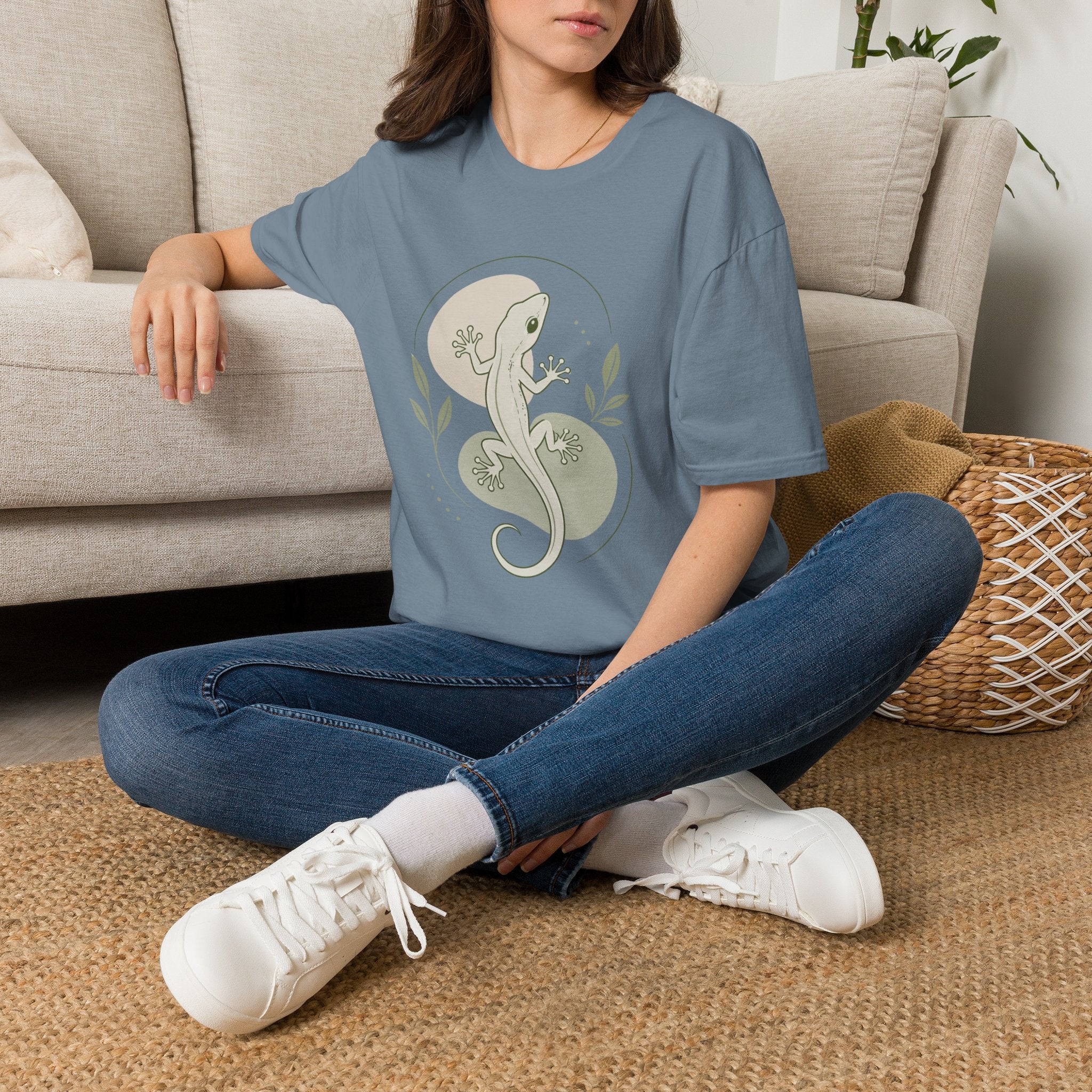 Lizard Graphic T-Shirt — Minimalist Gecko Nature Tee