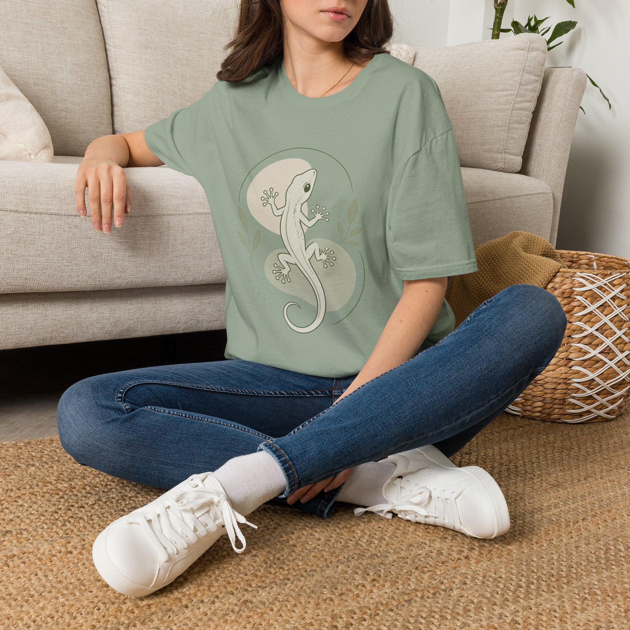 Lizard Graphic T-Shirt — Minimalist Gecko Nature Tee